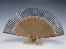 夏扇子（婦人用）箔動シリーズ「燻」黒箔 | 京都扇子の山武扇舗