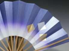 舞扇子(白竹)褄紫金色紙のアップ1